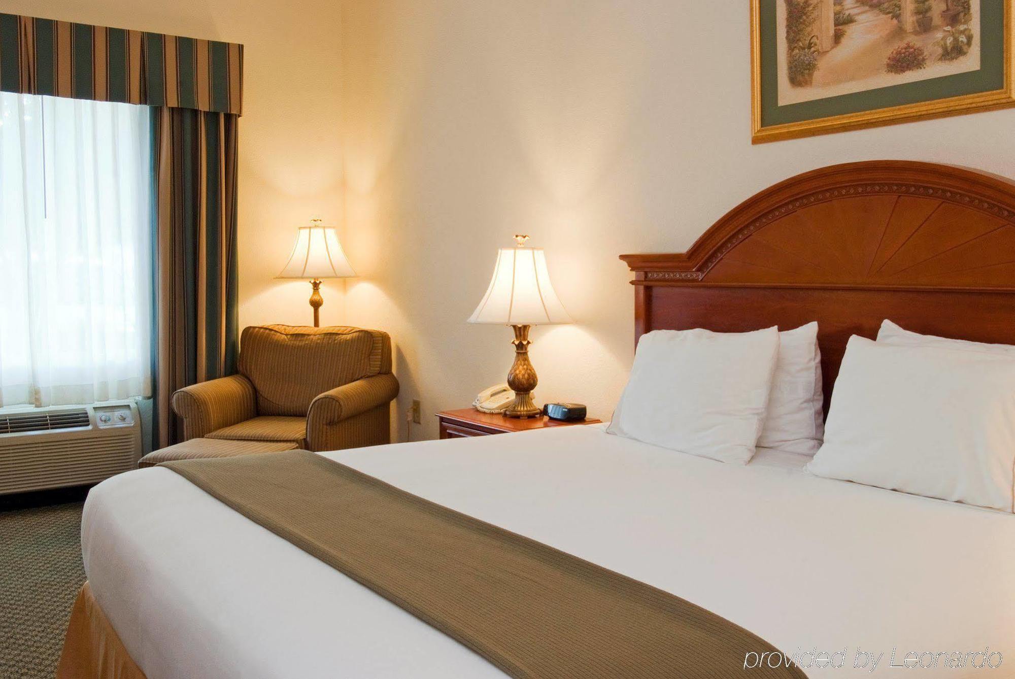 Holiday Inn Express Hotel & Suites Emporia By Ihg Номер фото