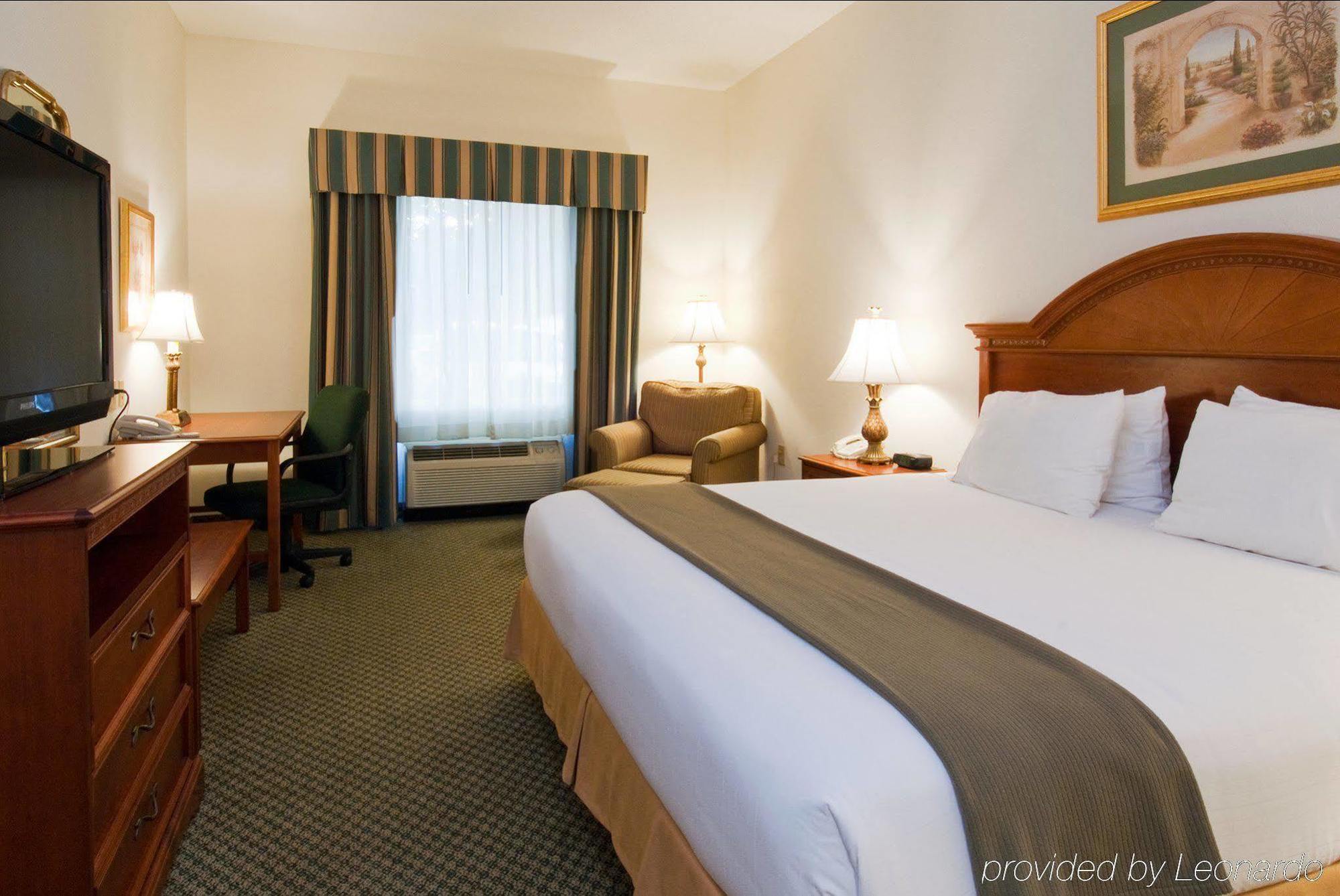 Holiday Inn Express Hotel & Suites Emporia By Ihg Номер фото