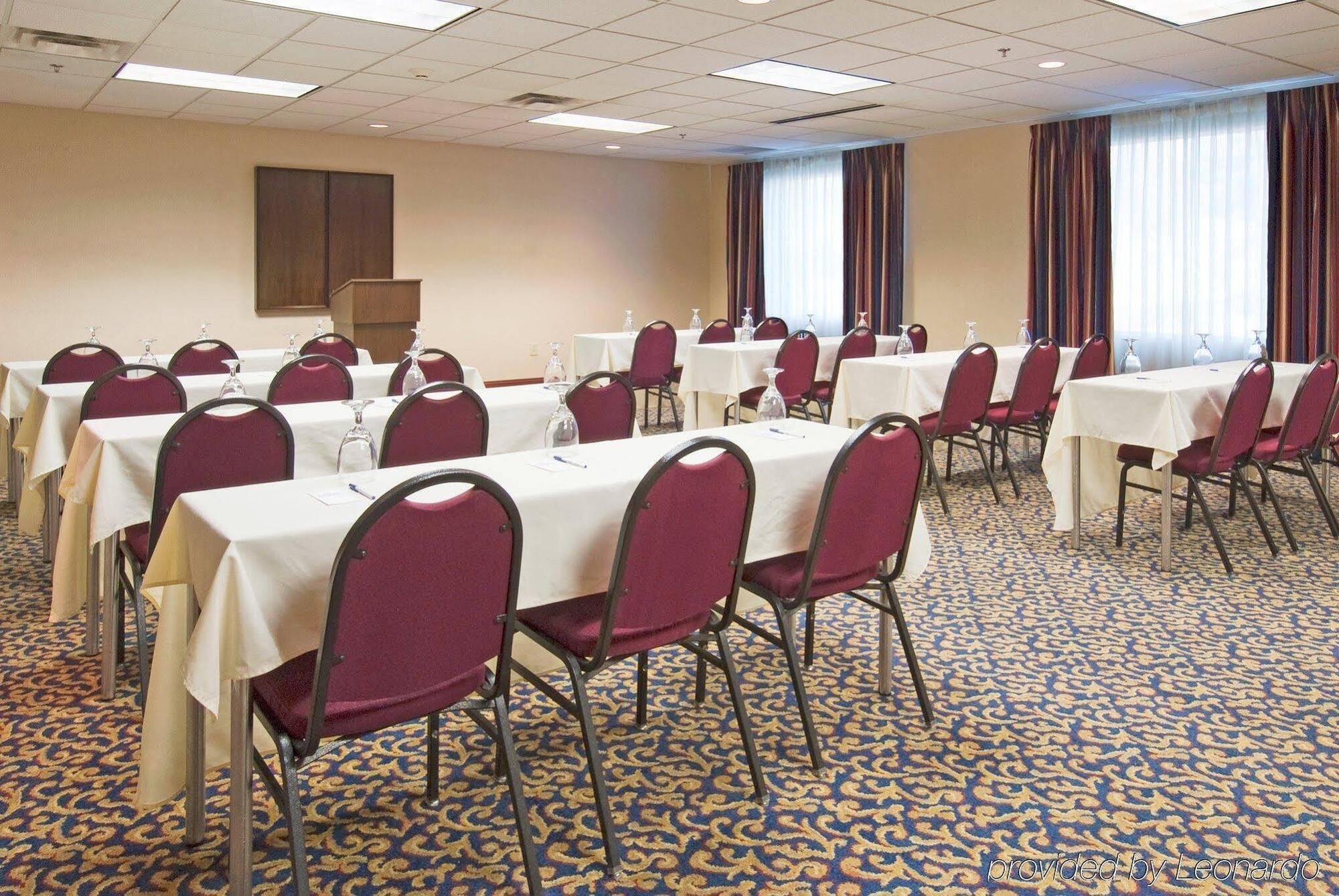 Holiday Inn Express Hotel & Suites Emporia By Ihg Екстер'єр фото
