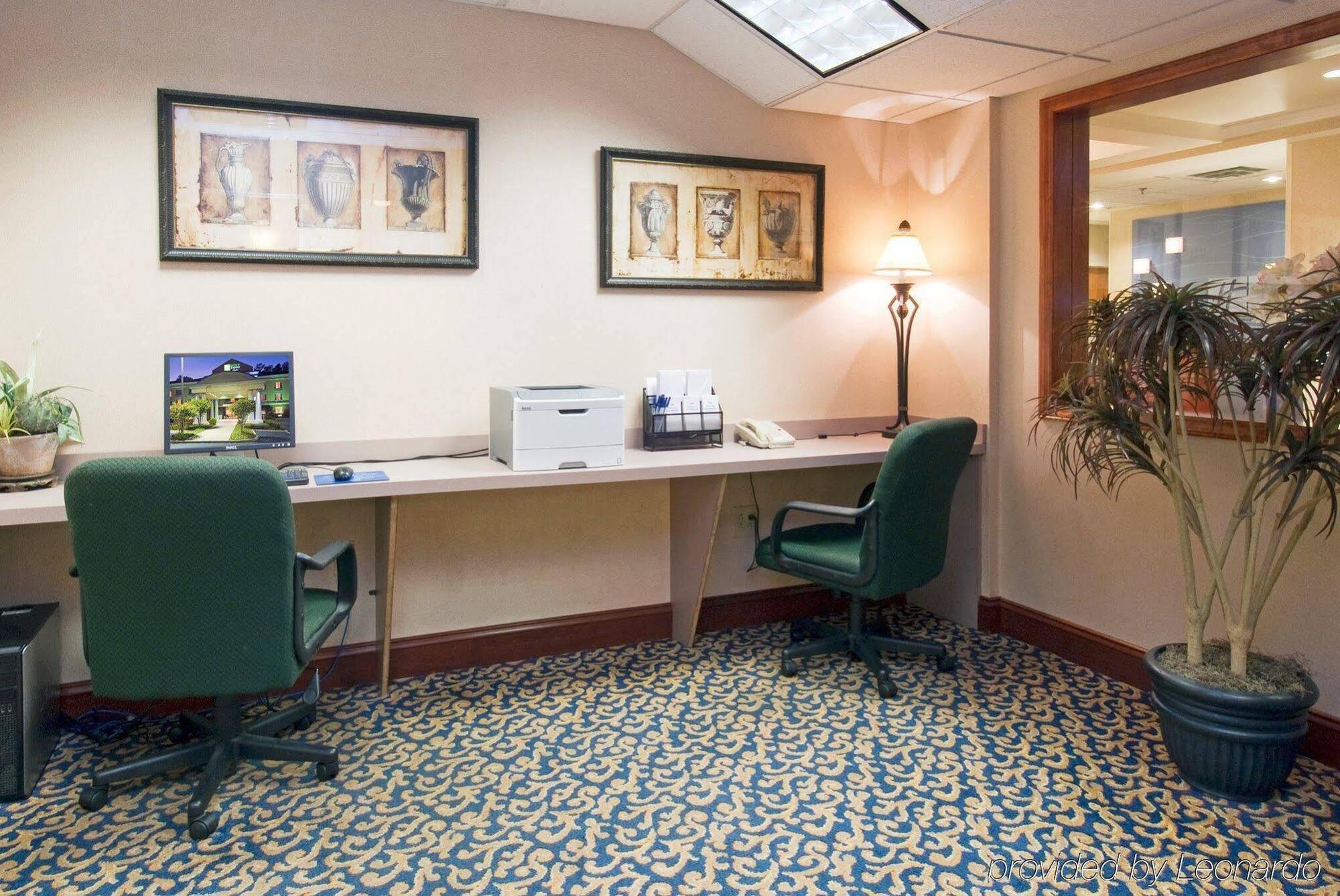 Holiday Inn Express Hotel & Suites Emporia By Ihg Екстер'єр фото